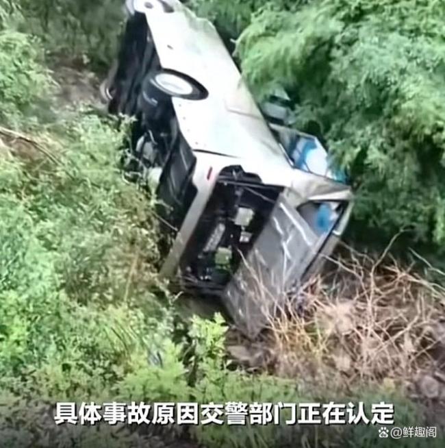山西一研学车侧翻致2死 载12名学生 事故原因待查