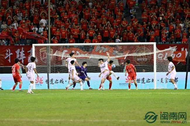 “闽超”泉州队2比0战胜漳州队 主场首胜引爆热情