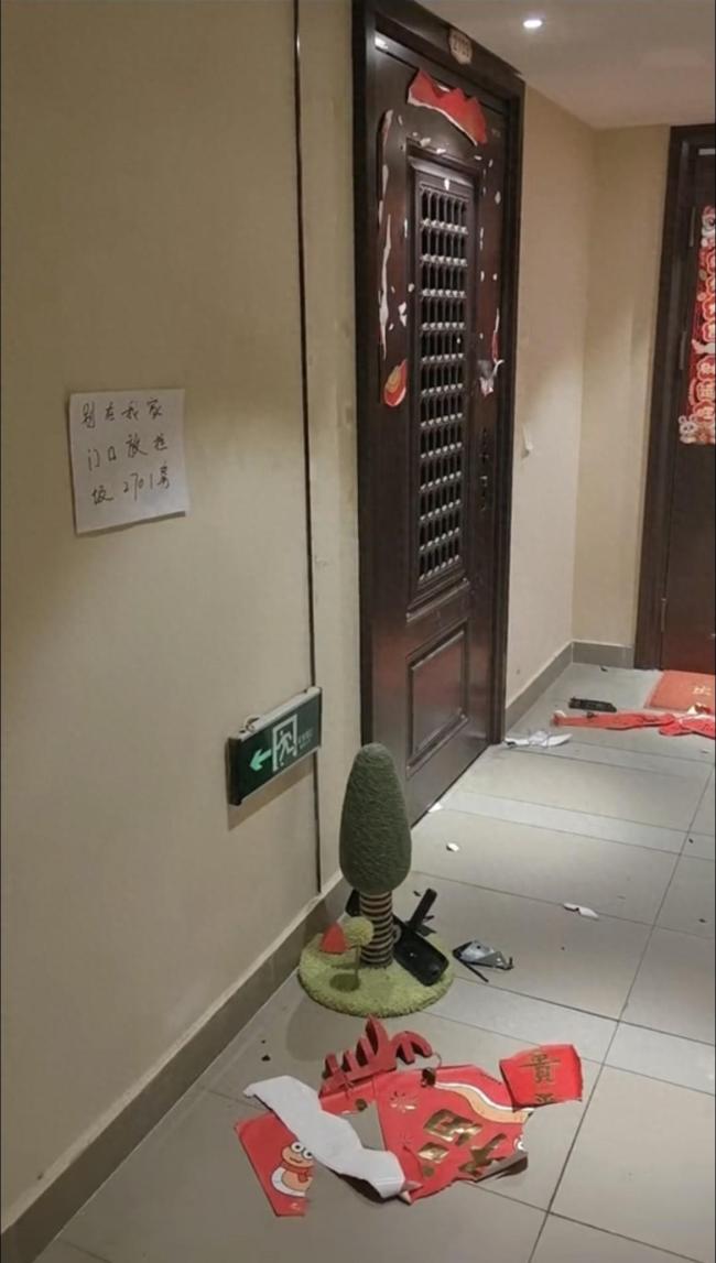 女子贴条提醒被殴打 邻居获刑7个月