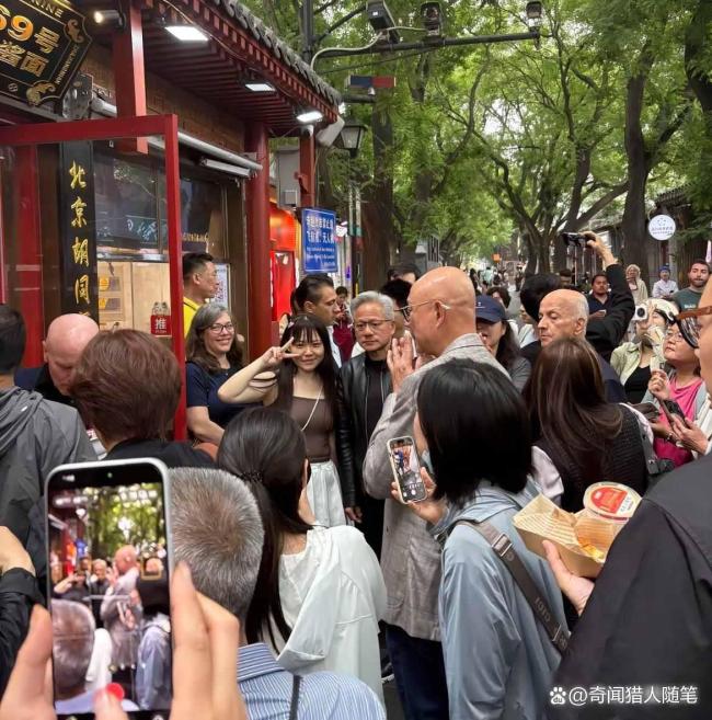 老人挑战喝豆汁 眼睛眨三下后摇头 AI之父被北京特产击溃