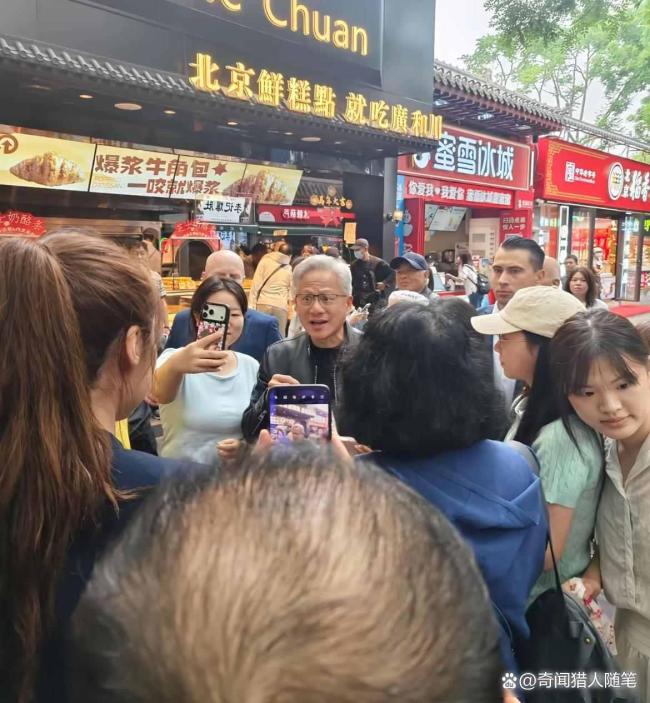 老人挑战喝豆汁 眼睛眨三下后摇头 AI之父被北京特产击溃
