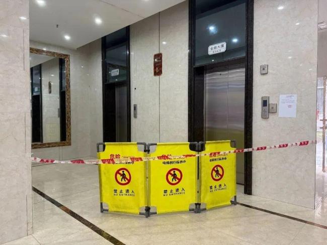 广西一大楼遭雷电击中 电光直贯楼顶 电梯受损停运引发关注