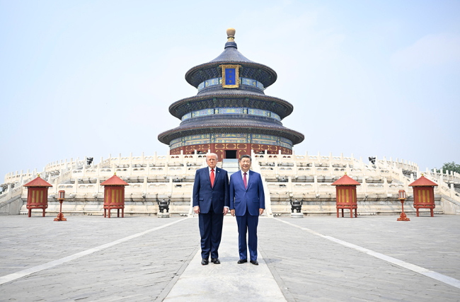 5月14日，国度主席习近平同来华进行国是拜谒的好意思国总统特朗普参不雅天坛。两国元首在祈年殿广场地影。