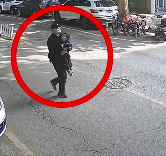 丈夫蒙面抢走儿子女子称可以不离婚