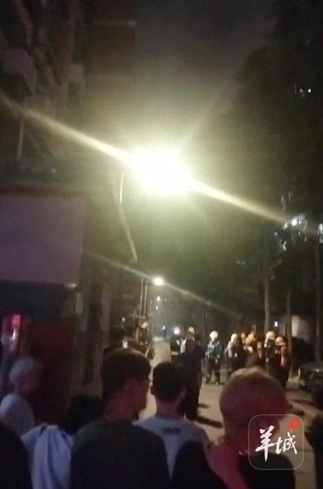一小区凌晨传出两声巨响 物业回应