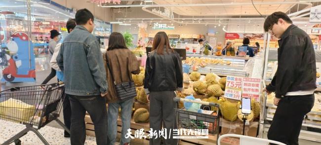 “贵族水果”价格降了 平价趋势引抢购热潮