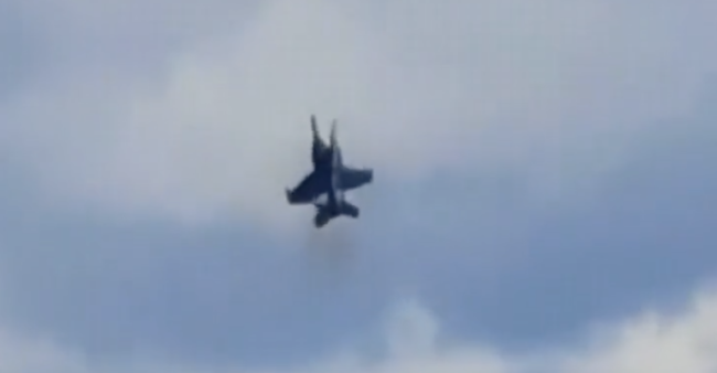 美国两架战机空中相撞坠毁，4名机组成员弹射生还 航展事故引发关注