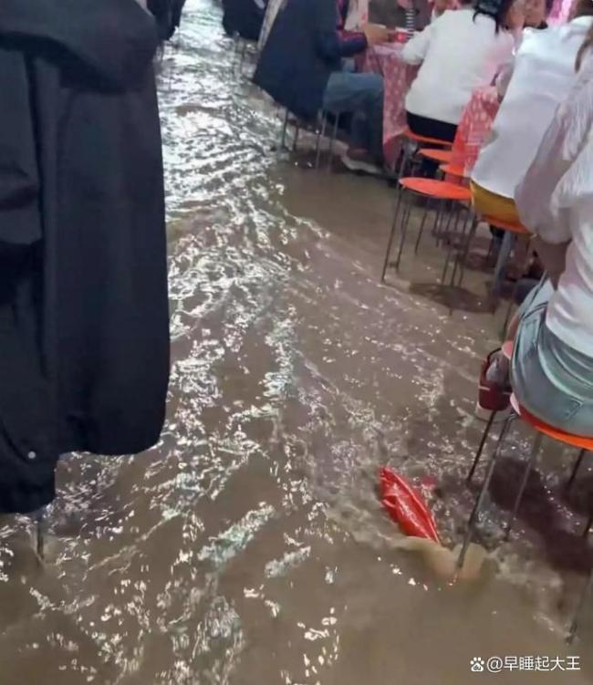 婚宴暴雨成水上流水席