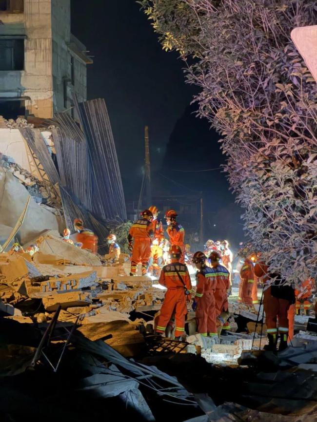 柳州凌晨地震 市民：轰隆一下就塌了 广西启动Ⅲ级应急响应