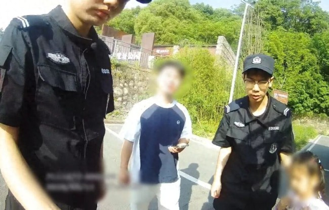 女孩坐过站迷路司机报警求助 民警的暖心护送让女孩收获满格“安心”