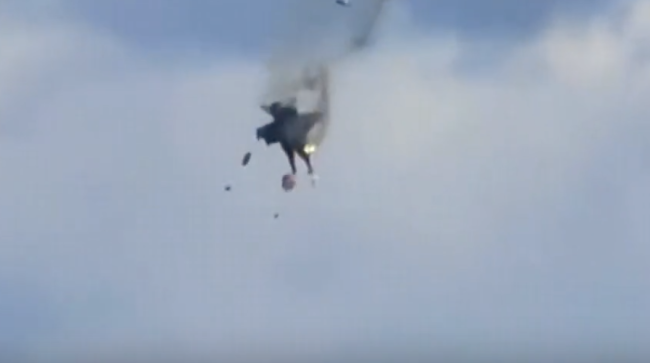 美国两架战机空中相撞坠毁，4名机组成员弹射生还 航展事故引发关注