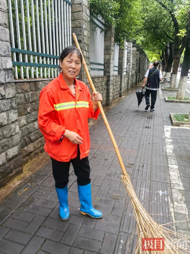 环卫工雨中背50名学生蹚水过马路 平凡善举温暖人心