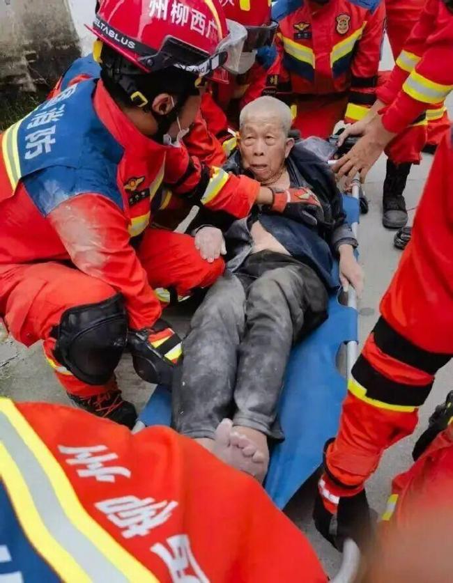柳州地震91岁被困老人获救