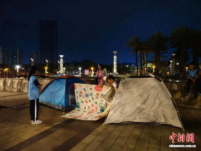 柳州地震居民下楼避险 监控视角曝光 震感强烈引发民众警惕