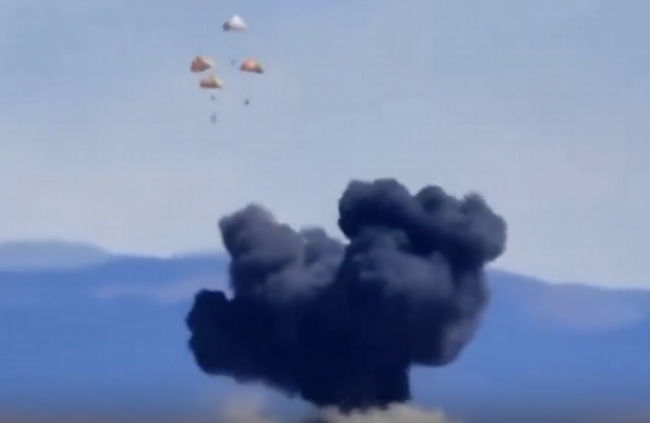 美国两架战机空中相撞坠毁，4名机组成员弹射生还 航展事故引发关注