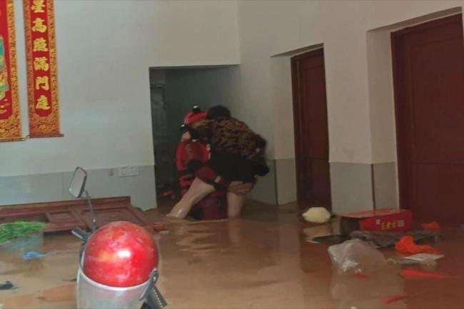 多地防汛救灾现场 全力转移被困群众