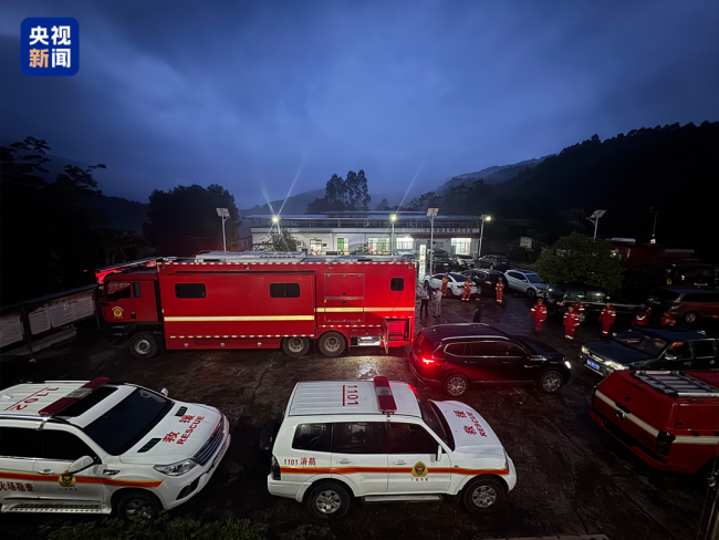 广西河池车辆坠河事件已致8人遇难 搜救工作持续进行