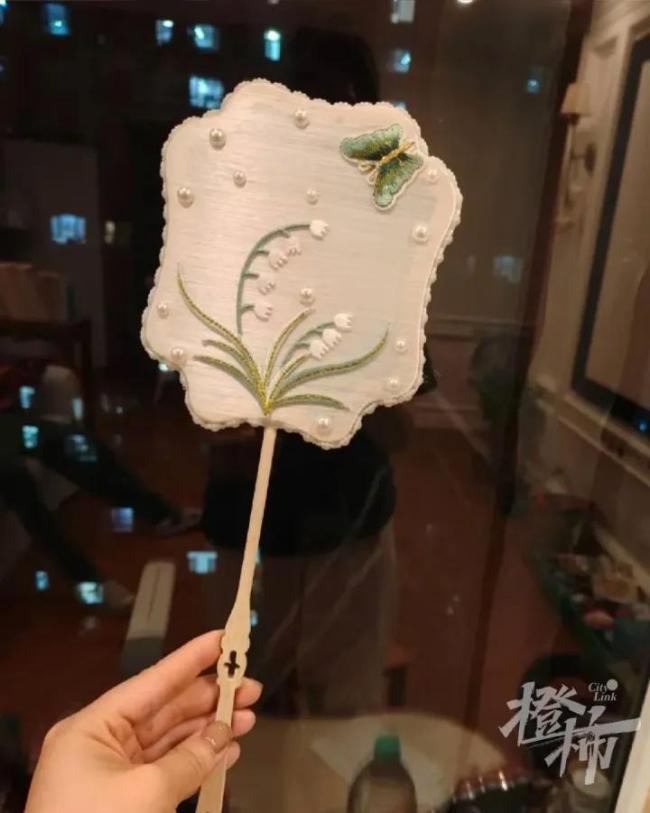 养1.2万只蚕为娃做蚕丝被 亲子手工乐趣多