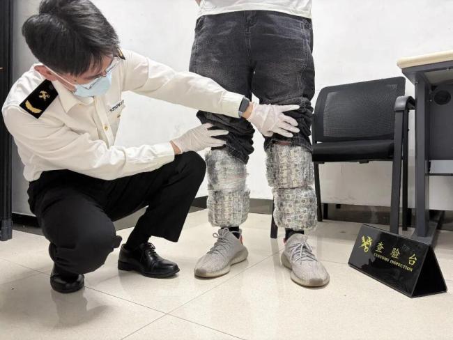 男子腿绑1378个旧手机摄像头入境 海关查获腿部藏匿
