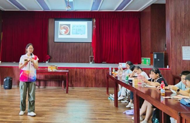 高校学生和《黄帝内经》“较劲” 背诵与实践并重