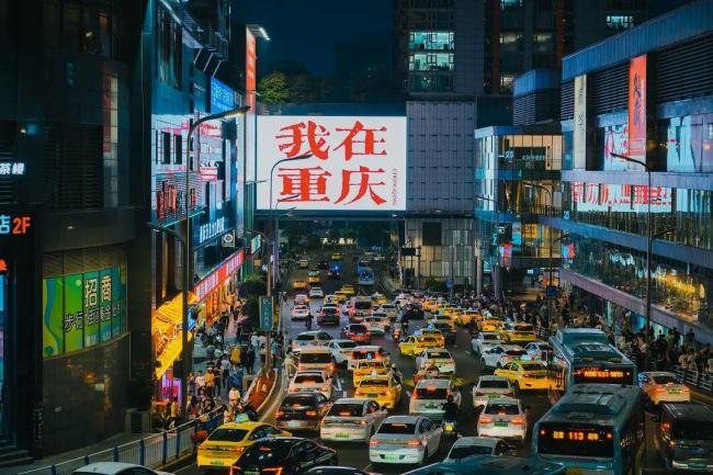 年青东说念主到重庆体验机车约拍 潮水新玩法激发缓和