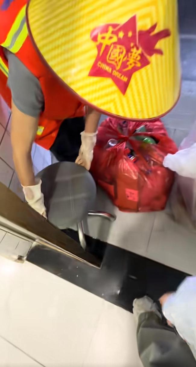 暴雨夜商户老板邀环卫工进店避雨被拒后，又递上一把椅子：希望我父母在外也有人伸把手
