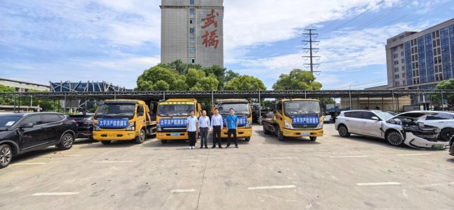 保险理赔人员蹚水救助被困车主 风雨中的“太保蓝”