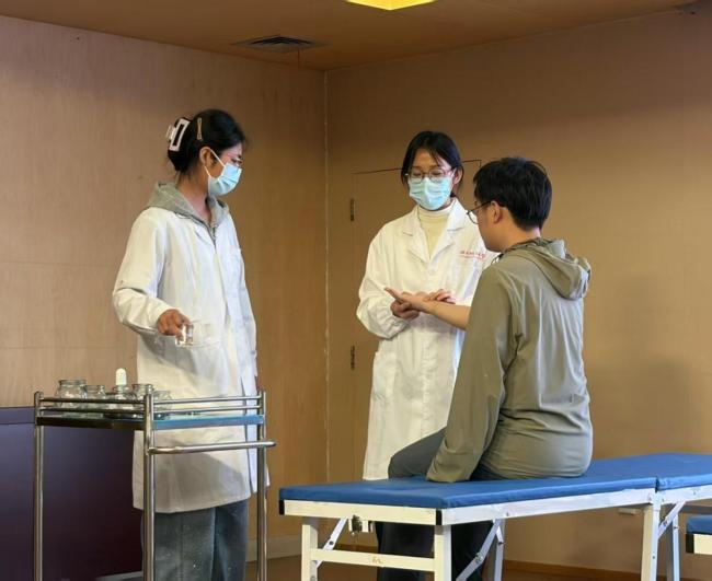高校学生和《黄帝内经》“较劲” 背诵与实践并重