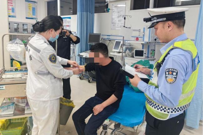 男子无证醉驾冲卡被刑拘 危险驾驶罪从重处罚