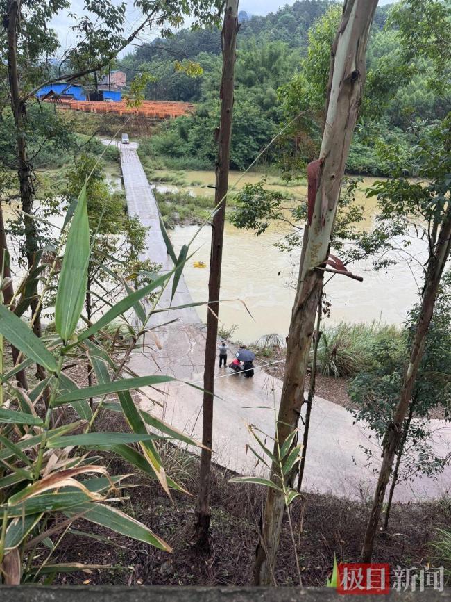 皮卡坠河受难10东谈主靠打零工日挣百元 山村悲歌
