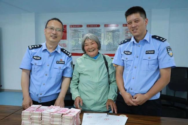 老人在家里存40万现金被小偷一锅端