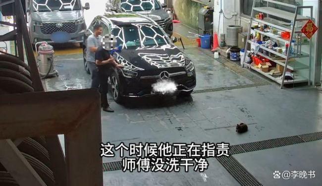 车主2次调整方向碾压洗车店内猫咪