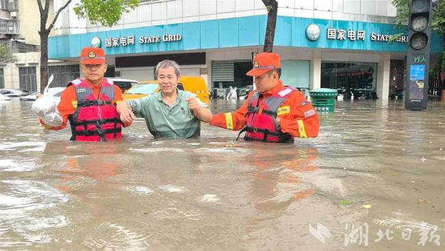 1400多消防员紧急驰援荆州 暴雨救援行动启动