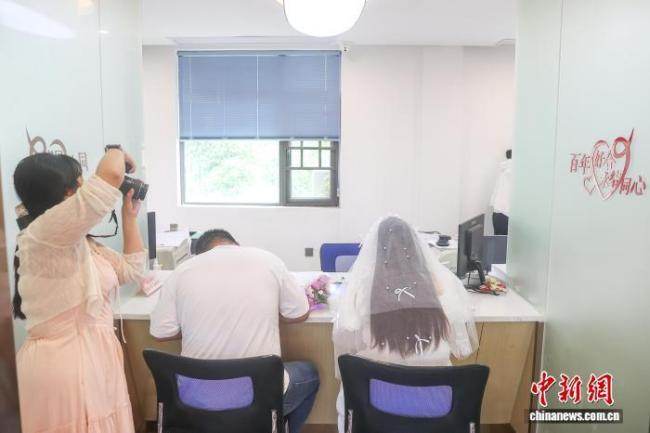 南昌新人“520”登记结婚 爱的见证