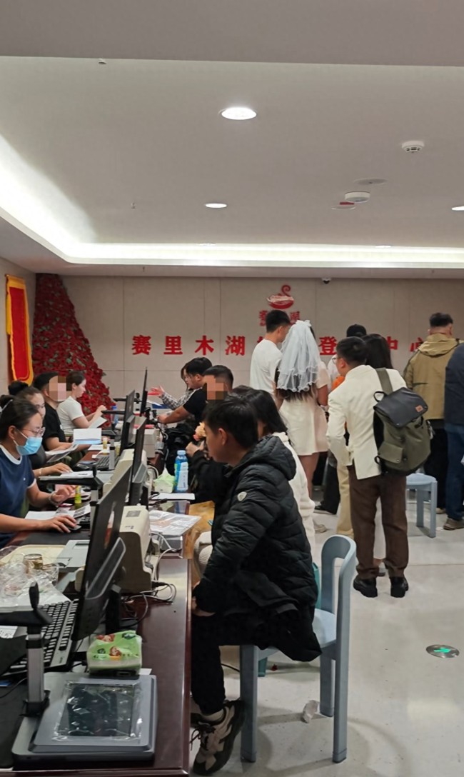 赛里木湖挤满上千对来领证的新人 工作人员零点加开多个窗口线上预约名额爆满