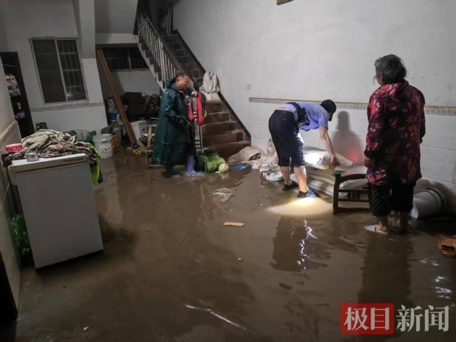 暴雨中民警蹚水挨家挨户转移村民