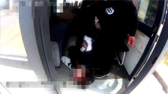 女子突发急症腹痛难忍 民警6分钟暖心护送就医