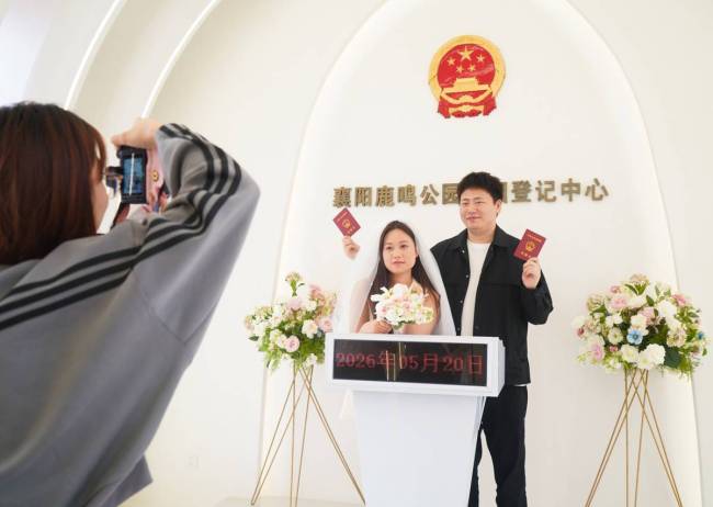 00后情侣凌晨4点排队领证 520甜蜜瞬间