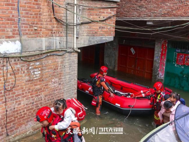 贵州消防紧急救援14名被困群众 强降雨引发险情