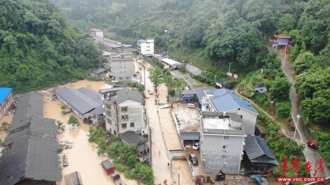 湖南邵阳暴雨围困群众 消防驾舟救援 洪水中的生命接力