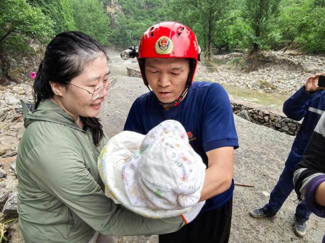 消防员蒋寒阳：抱婴儿过绝壁 责任重如山