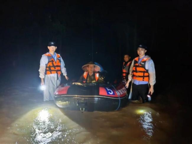 救援现场民警挨家搜寻转移群众