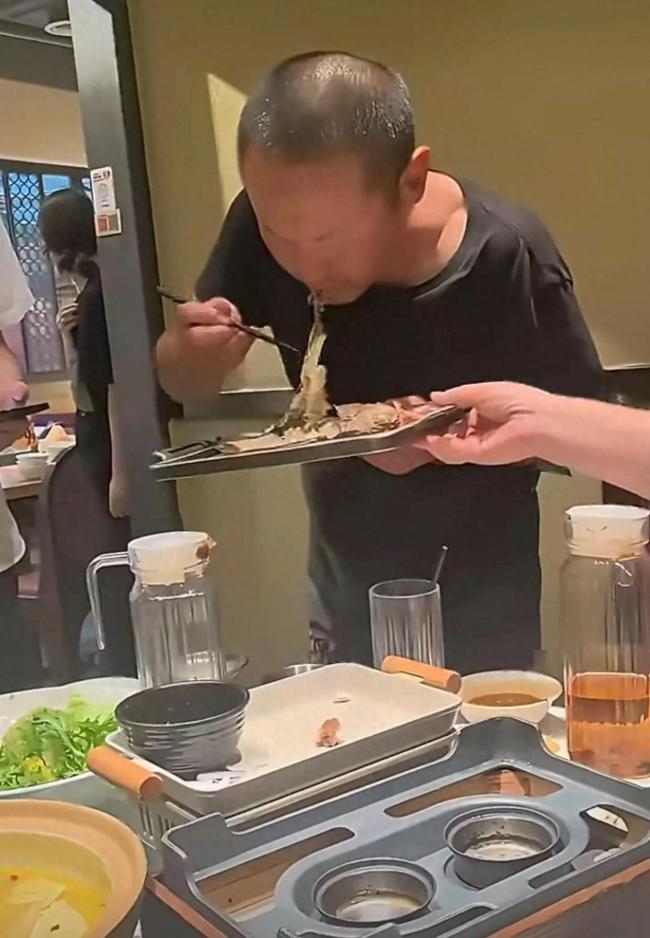 男子闯入陌生包间抢吃剩菜:最恶心的从来不是剩饭,是无赖的算计