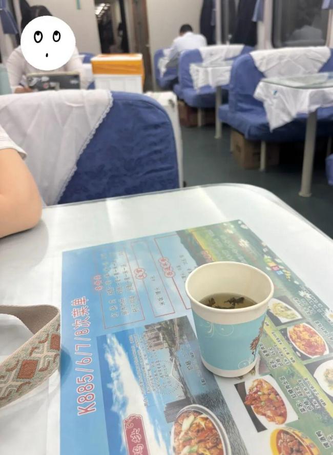 女子花钱在餐车休息, 餐车师傅劝离未消费乘客无果, 无奈将钱退还