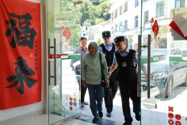 老人把40多萬元藏在家中被盜 警方迅速破案全額追回