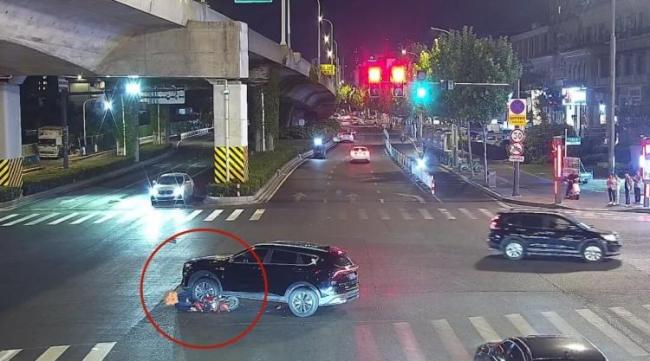 路人秒集結(jié)齊發(fā)力徒手抬車救人