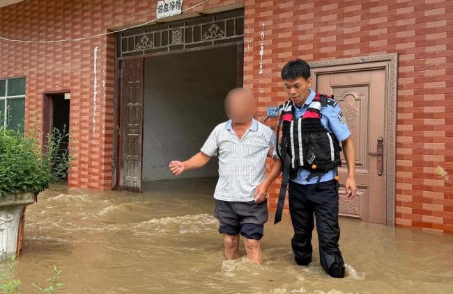 贵州多地强降雨 民辅警闻“汛”而动 紧急救援保平安