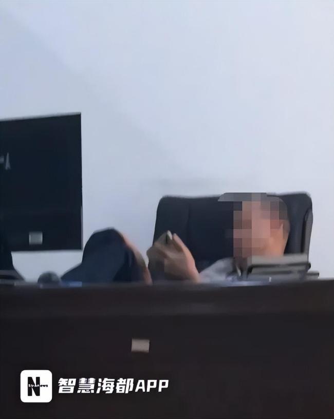 税务局职工被曝上班脚翘桌上玩手游