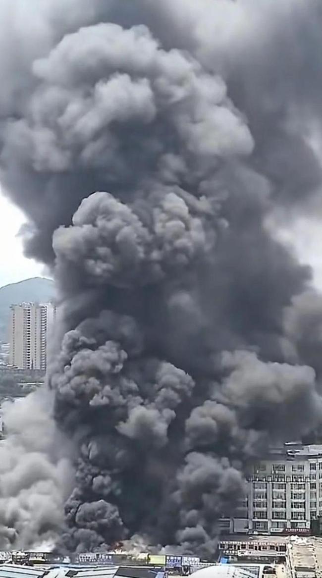 湖北黄石一装饰城发生火灾 火势蔓延十余家商铺