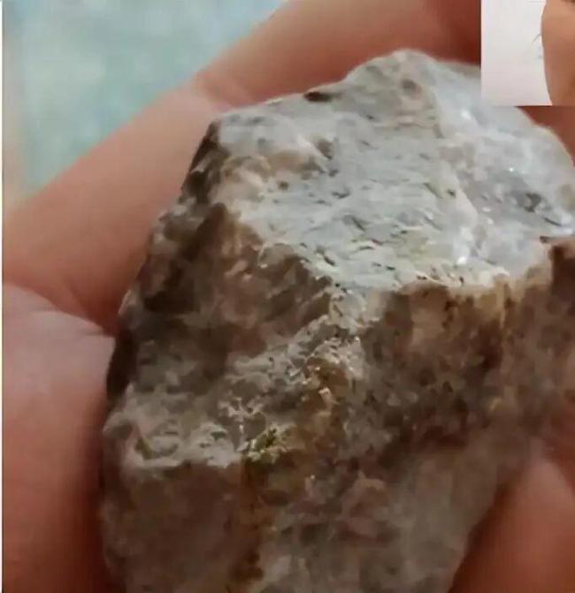 姐弟在家写作业遭飞石击头致脑震荡 施工方操作不当引发悲剧